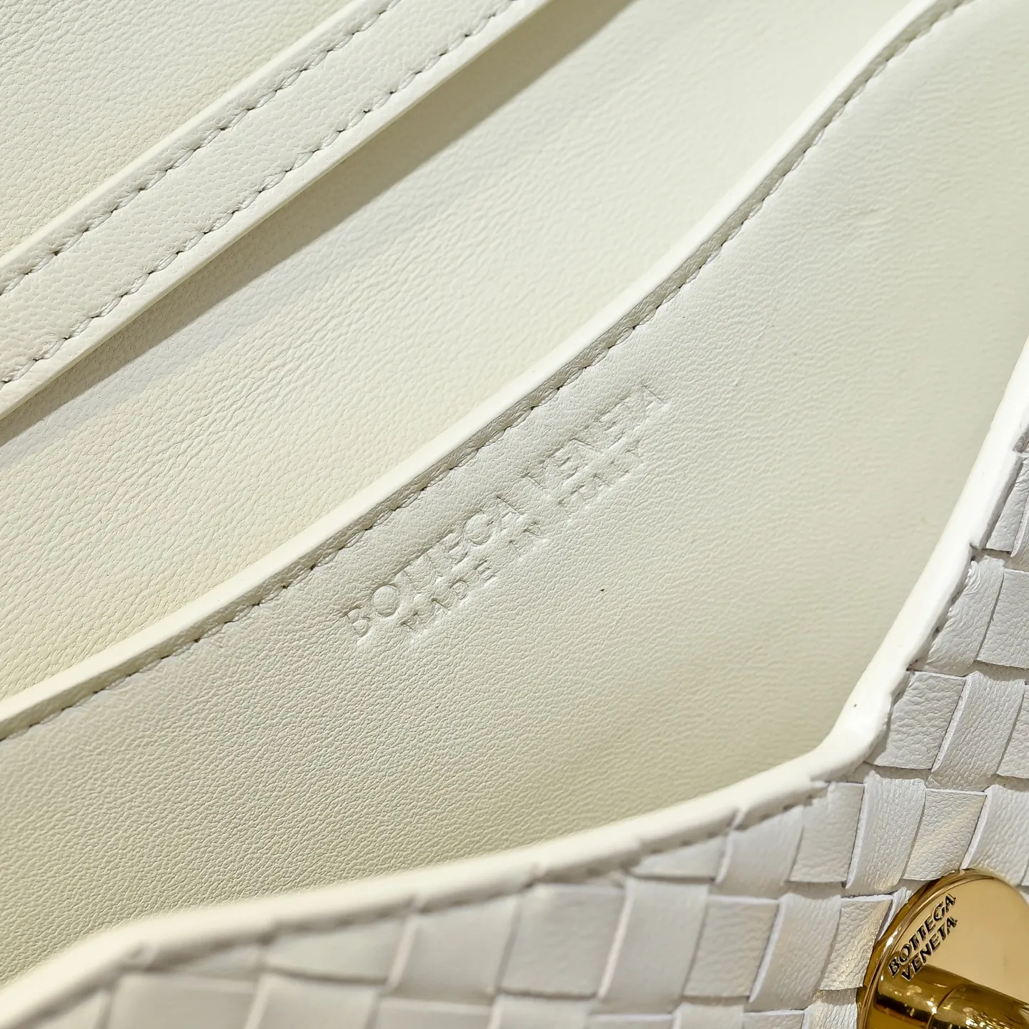 Batch 1660 #Bv new Knot Lock crossbody bag 🎈2025 early spring kont lock new series is hot on the market 🔥The brand's classic weaving process, with kont's metal rotating buttons, are exquisite and eye-catching, which is a luxurious embellishment of details. The upper body is elegant and elegant, with internal double compartments + card slots + back compartment. Super versatile, multiple carrying methods, detachable shoulder strap, portable/shoulder/cross-body, retro and fashionable, easy to carry with exquisite old-line style🫴 Model: 7191 Size: 25x16x5.5